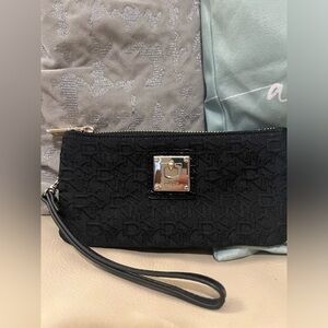 NWOT DKNY Black Preta Quilted Wristlet w leather wrist strap